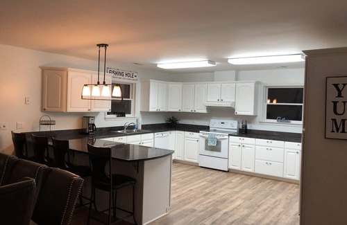 Goodview House | MULTI-FAMILY,LAKEFRONT RETREAT,HOT TUB,KAYAKS,GAMEROOM,SPACIOUS