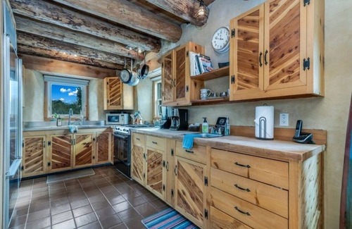 Santa Fe House | MULTI-LEVEL TANO RD ARTIST RETREAT - SLEEPS 8 Adults & Children 5 and under