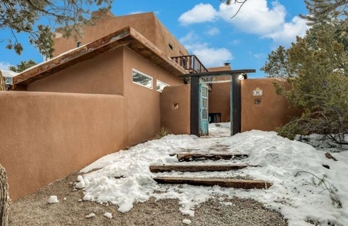 Santa Fe House | MULTI-LEVEL TANO RD ARTIST RETREAT - SLEEPS 8 Adults & Children 5 and under