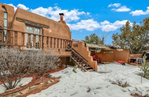 Santa Fe House | MULTI-LEVEL TANO RD ARTIST RETREAT - SLEEPS 8 Adults & Children 5 and under