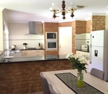 Leeming Bed & Breakfast | Murdoch Station Bed & Breakfast