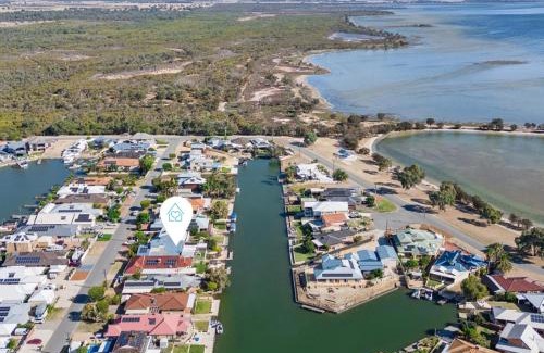 South Yunderup House | Murray River Family Retreat Jetty Spa Sauna