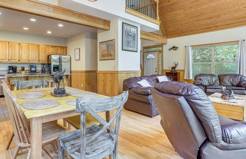 Murrayville Cabin | Murrayville Lakefront Cabin w/Boat Slip & Grill!