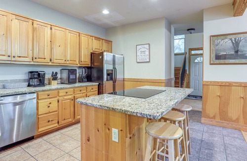 Murrayville Cabin | Murrayville Lakefront Cabin w/Boat Slip & Grill!