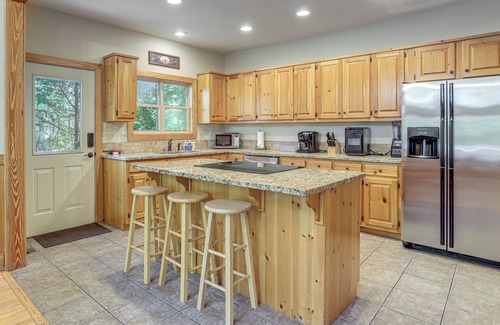 Murrayville Cabin | Murrayville Lakefront Cabin w/Boat Slip & Grill!