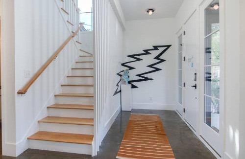 Mount Pleasant House | MUSIC MANOR 3-King Beds w Pool mins to Beach&DT