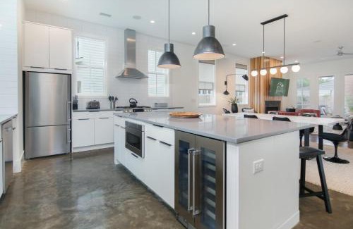 Mount Pleasant House | MUSIC MANOR 3-King Beds w Pool mins to Beach&DT