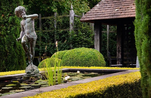 Musk Apartment | Musk Farm Studio- unique fairytale cottage with gorgeous gardens