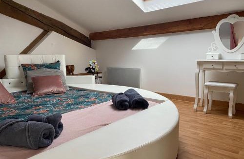 Socourt Apartment | My Love Room avec balnéo privative & déco romantique by BoookingFuté