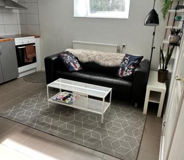 Kalmar Apartment | Mysig stuga i lugnt villaområde med eget badrum och kök i huvudbyggnadens källare