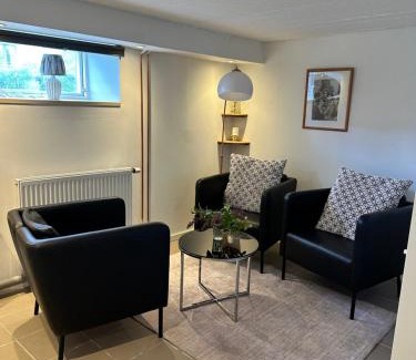 Kalmar Apartment | Mysig stuga i lugnt villaområde med eget badrum och kök i huvudbyggnadens källare