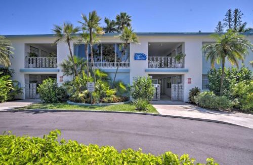 Old Naples Apartment | Naples Condo with Pool - Walk to Dining and Beach