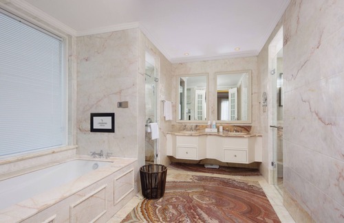 Pudong Hotel | NARADA RESORT SHANGHAI HOTEL Disney Store