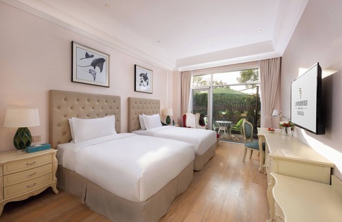 Pudong Hotel | NARADA RESORT SHANGHAI HOTEL Disney Store