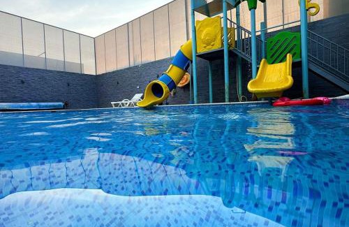 Al Kafrayn Ski Chalet | Natalie water park chalet