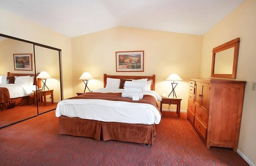 San Diego Country Estates Hotel | Nature is Calling! Three Convenient Units, Tennis Court, Kitchenette, Pool