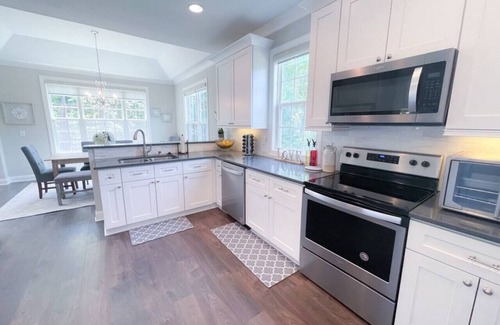 Bowling Green House | Nature's Haven Retreat