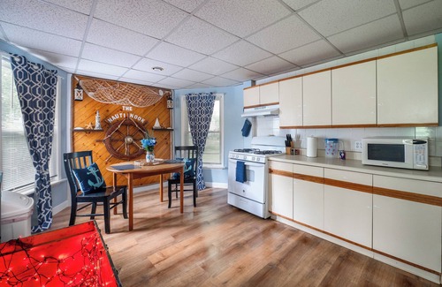 East Shore Apartment | Nautical 3BR Sleeps 8 @ Tweed Airport W/Fire Pit + Smart TVs Near Beach & Yale