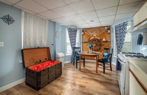 East Shore Apartment | Nautical 3BR Sleeps 8 @ Tweed Airport W/Fire Pit + Smart TVs Near Beach & Yale