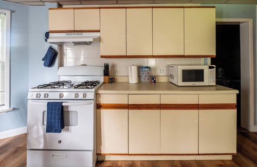 East Shore Apartment | Nautical 3BR Sleeps 8 @ Tweed Airport W/Fire Pit + Smart TVs Near Beach & Yale