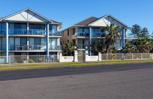 Hawks Nest Apartment | Nautilus 6 Beach Front Bliss
