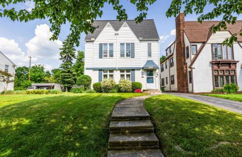 Shaker Heights Apartment | Near CLE Clinic UH & Case Western
