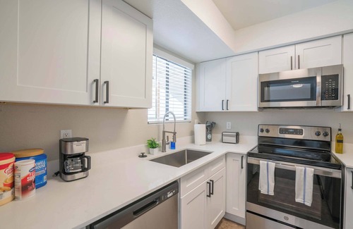 Cox Heights Apartment | Near DT Scottsdale | Pool, Gym, Balcony, Sleeps 8