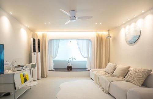 Mangwon-dong Apartment | Near Hongik University Station and Mangwon Market Spacious living room and special tea room