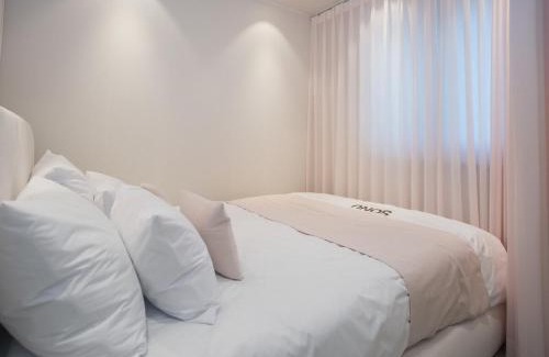 Mangwon-dong Apartment | Near Hongik University Station and Mangwon Market Spacious living room and special tea room