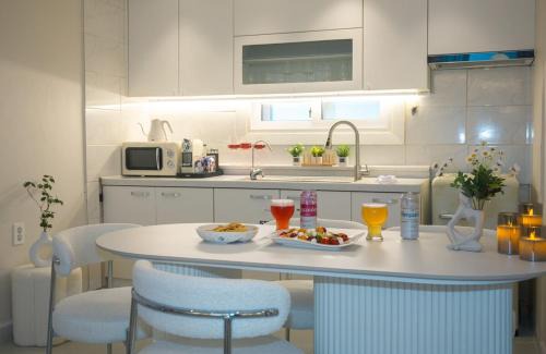 Mangwon-dong Apartment | Near Hongik University Station and Mangwon Market Spacious living room and special tea room
