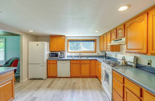 Marblemount Cabin | Near Mystery Falls: Marblemount Cabin w/Fireplace