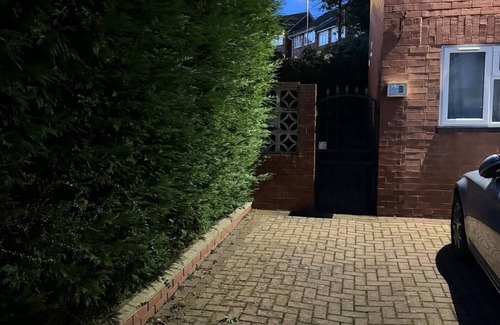 Nottingham House | Near Roundhay Park- one of EU's biggest city Parks
