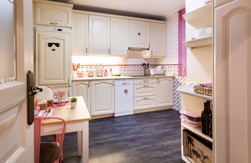 Las Arenas Apartment | Near the beach and Bilbao Lolita Pink apartment, 2 bedrooms and 1 bathroom