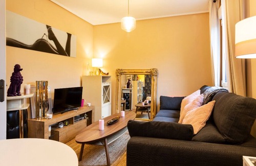 Las Arenas Apartment | Near the beach and Bilbao Lolita Pink apartment, 2 bedrooms and 1 bathroom
