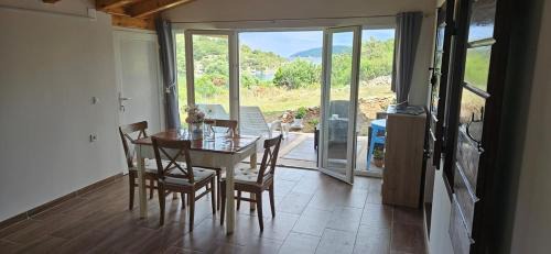 Cove Rogacic Apartment | Near the Sea Hideaway Bay Oasis