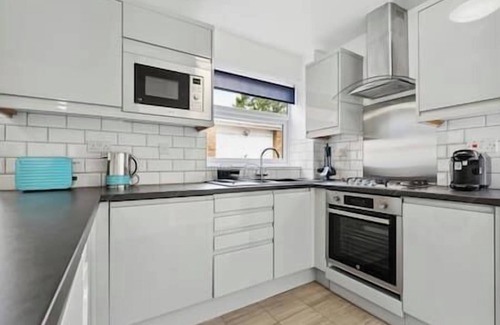 Hampton-in-Arden House | NEC Birmingham Airport Modern Village Retreat, Sleeps 7, Free Parking