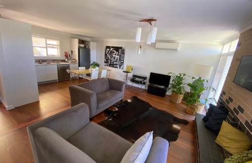 Mira Mar House | Nelson Cottage - relaxed retro, modern and original