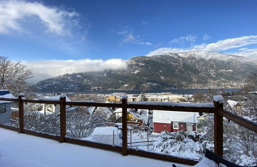 Nelson House | Nelson Lake and Mountain View