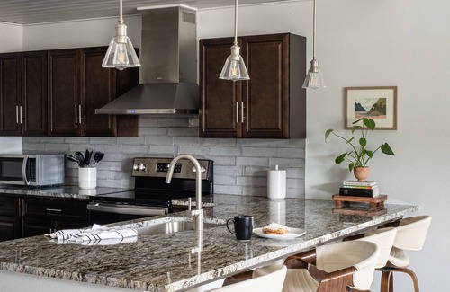 Neskowin Apartment | Nest Market Loft -2 bed lux Neskowin loft. Steps to beach & market. Great rates!