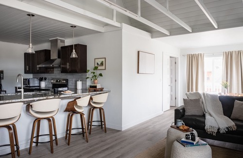 Neskowin Apartment | Nest Market Loft -2 bed lux Neskowin loft. Steps to beach & market. Great rates!