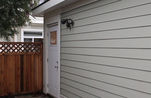 Surrey Apartment | Nestled Between 2 Beaches - White Rock Or Crescent Beach