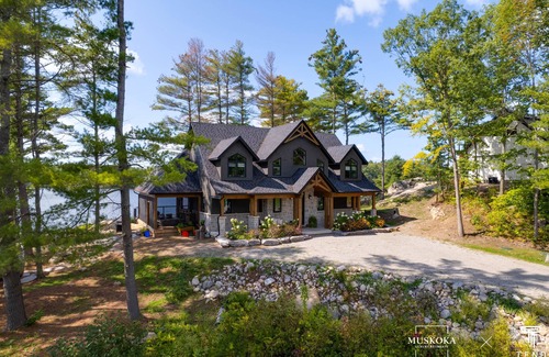 Georgian Bay House | Nestled on the picturesque shores of Gloucester Pool.