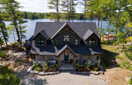 Georgian Bay House | Nestled on the picturesque shores of Gloucester Pool.