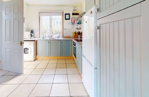 Hayle Apartment | Nestled towards the far edge of the park, with direct access to the south west coast path