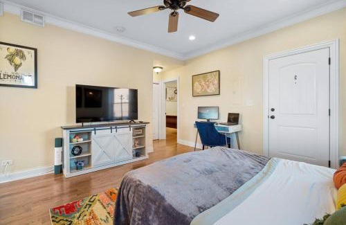St. Ben's Apartment | NEW! 1 Garage Spot Included! Near brown line! North Center/St. Ben's Location!