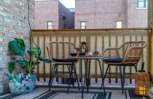 St. Ben's Apartment | NEW! 1 Garage Spot Included! Near brown line! North Center/St. Ben's Location!