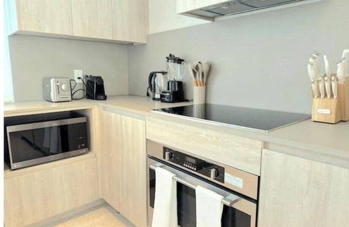 Westwind Apartment | New 1bd Gated Pool Beach and Gym access