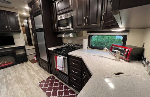 Florida Gardens House | NEW 2019 Spacious Camper - All Modern Amenities - Fast WIFI