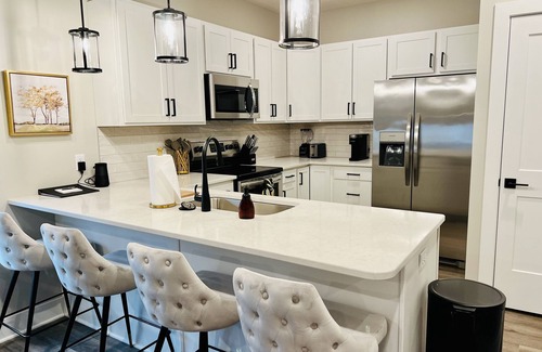 Dahlman House | New 3 bed 4 bath Townhouse w porch& rooftop deck- 5 min to Downtown!