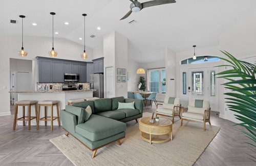 Whitfield House | NEW!4B/2BA/Pool/Pickleball/Putting Green/BBALL/ON GOLF COURSE